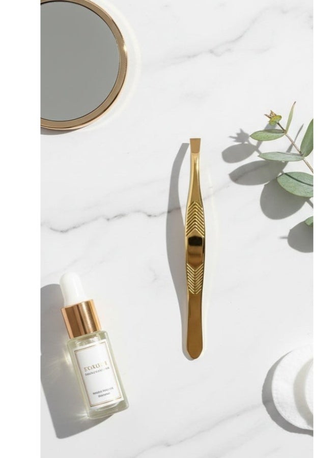 ملاقط تجميل دقيقة ذات طرف مستقيم - طلاء ذهبي لامع، ومقبض شيفرون مانع للانزلاق لتشكيل الحواجب بشكل مثالي - Image 2